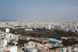 Image du Maroc Professionnelle de  Cette photo prise de la terrasse du Twin Center, nous découvre au centre de l'image Casablancaise au mileu du Parc de la Ligue arabe, le plus grand espace vert de la ville ainsi que les terrains Club de tennis CMC de Casablanca, Mercredi 9 Septembre 2009. (Photo / Abdeljalil Bounhar) 